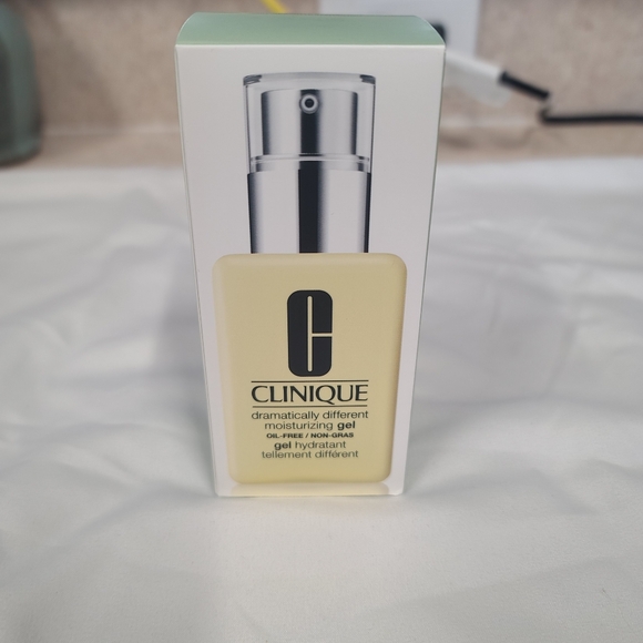 Clinique Dramatically Different Moisturizing Gel Oil-Free 4.2oz - BRAND NEW - Picture 2 of 9